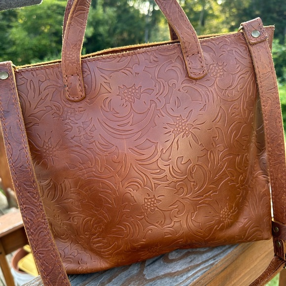 Medium Portland Leather Crossbody Tote in Meadow - Picture 2 of 4